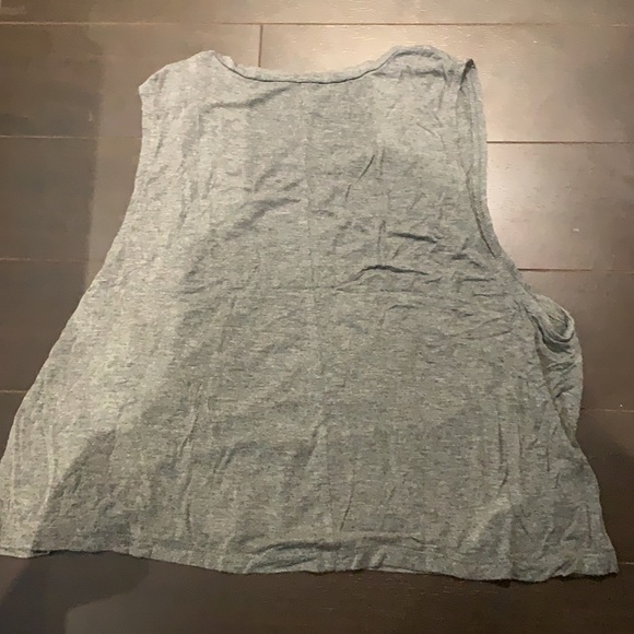 Blogilates Train like a beast look like a beauty flowy tank - Picture 3 of 3